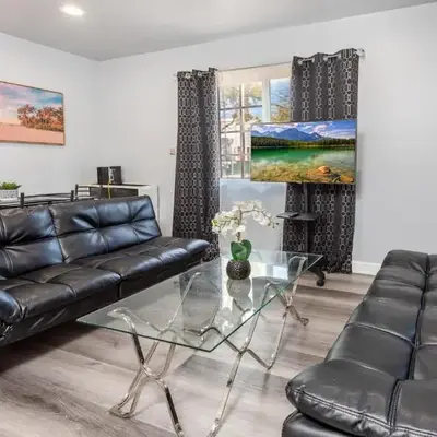 Deluxe Modern 2BR Apt in Prime Location
