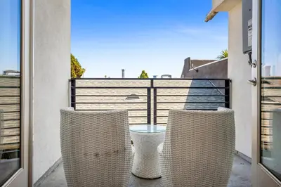 a balcony with two wicker chairs and a table at Modern 1 Bedroom Loft in Hollywood with Full Kitchen and Central AC Free Gated Parking in Los Angeles