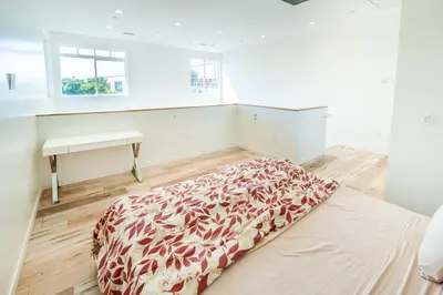a bedroom with a bed and a desk in it at Modern 3 Bedroom 3 Level Loft in Hollywood Sleeps 10 Free Gated Parking Full Kitchen in Los Angeles