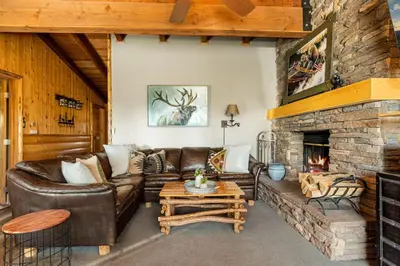 a living room with a couch and a fireplace at Little Lakeview Lodge in Big Bear Lake