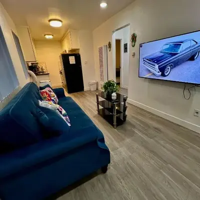 Cozy 2 Bedroom 1 Bathroom Apartment Ideal for Small Group in Koreatown Free Gated Parking Full Kitch