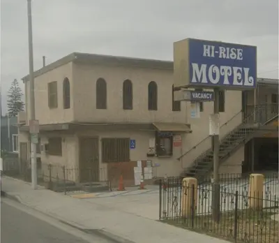 a building with a sign that reads hit rise motel at Hi Rise Motel in Lynwood