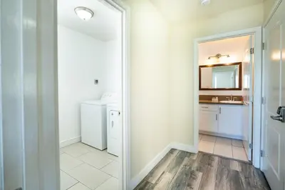 Gallery image of Modern 5 Bedroom 3 Bathroom 2 Level Home Close to Downtown LA Free Gated Parking Full Kitchen and Laundry in Los Angeles