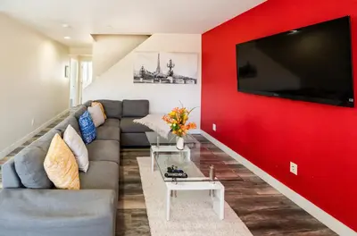 Gallery image of Modern 5 Bedroom 3 Bathroom 2 Level Home Close to Downtown LA Free Gated Parking Full Kitchen and Laundry in Los Angeles