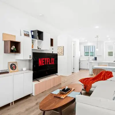 Luxurious Ontario Townhouse Ideal Family