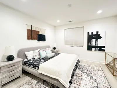 a white bedroom with a bed and a dresser at \u6d1b\u6749\u77f6\u5b89\u5927\u7565\u6e29\u6c34\u6cf3\u6c60\u4e09\u623f\u522b\u5885 in Ontario