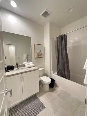 a bathroom with a toilet and a sink and a shower at \u6d1b\u6749\u77f6\u5b89\u5927\u7565\u6e29\u6c34\u6cf3\u6c60\u4e09\u623f\u522b\u5885 in Ontario
