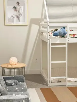 a living room with a bunk bed and a couch at \u6d1b\u6749\u77f6\u5b89\u5927\u7565\u6e29\u6c34\u6cf3\u6c60\u4e09\u623f\u522b\u5885 in Ontario