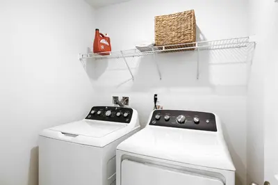 a laundry room with a stove and a washer and dryer at \u6d1b\u6749\u77f6\u5b89\u5927\u7565\u6e29\u6c34\u6cf3\u6c60\u4e09\u623f\u522b\u5885 in Ontario