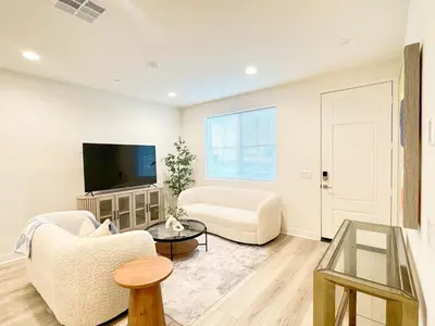 a living room with a tv and a couch and a table at \u6d1b\u6749\u77f6\u5b89\u5927\u7565\u6e29\u6c34\u6cf3\u6c60\u4e09\u623f\u522b\u5885 in Ontario