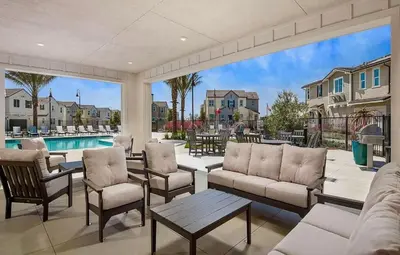 a patio with a pool and chairs and a table at \u6d1b\u6749\u77f6\u5b89\u5927\u7565\u6e29\u6c34\u6cf3\u6c60\u4e09\u623f\u522b\u5885 in Ontario