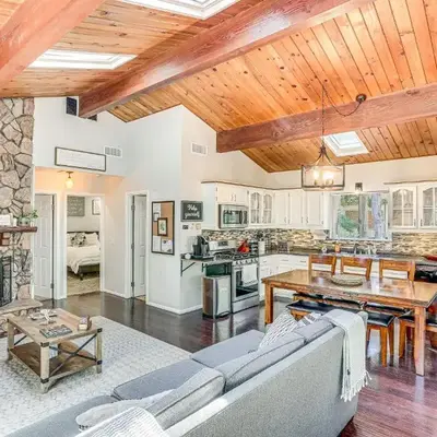 1 Mi to Lake Crestline Cabin with Deck and Gas Grill!