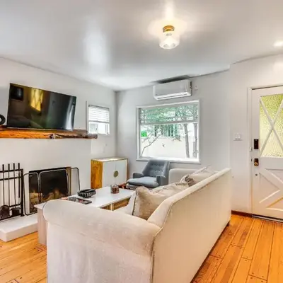 Less Than 1 Mi to Venice Beach and Boardwalk! Quiet Cottage