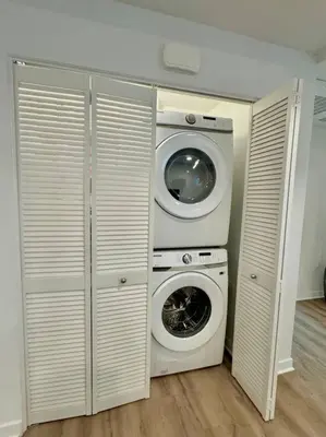 a washing machine and a washer and dryer in a room at Corner 2 Bedroom 2 Bath Condo - Balcony - Parking in Los Angeles