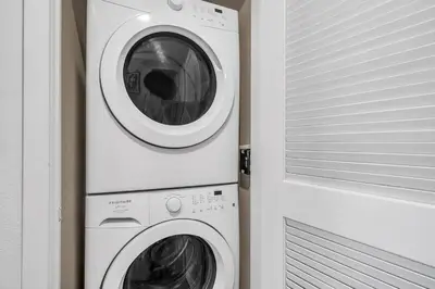 a washing machine and a dryer in a room at Modern & chic in Heart of Downtown Santa Monica in Los Angeles