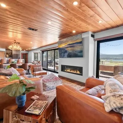 The Lazy Bear - Indulge in breathtaking views of the expansive lake from this charming cabin.