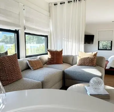 a living room with a couch and two couches at Hotel Covell in Los Angeles