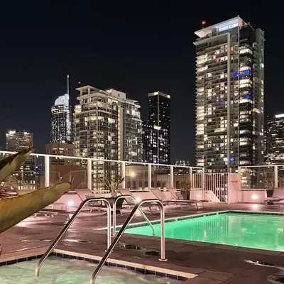 Iconic Heart of DTLA Loft with Rooftop Pool Jacuzzi Gym