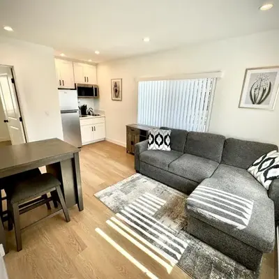 RP415B - Inviting 1-Bedroom Haven in Captivating Burbank