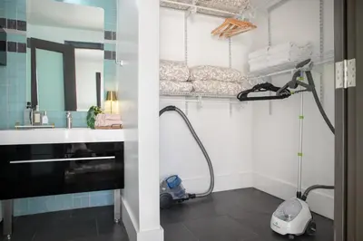 a bathroom with a sink and a mirror at Gorgeous Apartment 2-bedroom 2-bathroom in Los Angeles