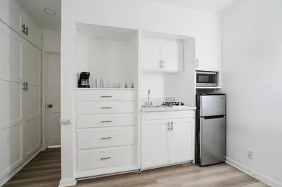 Gallery image of Blueground Westwood studio apartment LAX-1278 in Los Angeles