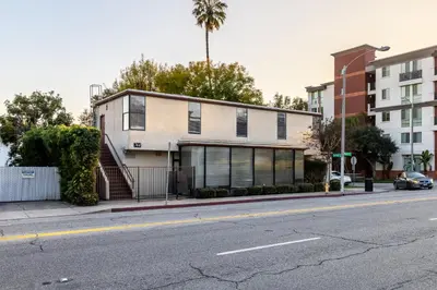 a building on the side of a street at Walking distance to Caltech convention Center Pasadena Landmark room in Pasadena