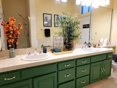a bathroom with two sinks and a large mirror at Spacious studio with two queen beds near Beverlywood 5 minutes to Rodeo Drive in Los Angeles