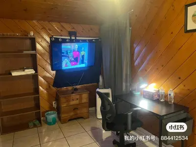 a room with a desk and a television in a cabin at \u6e29\u99a8\u7684\u5c0f\u623f\u95f4 in West Covina