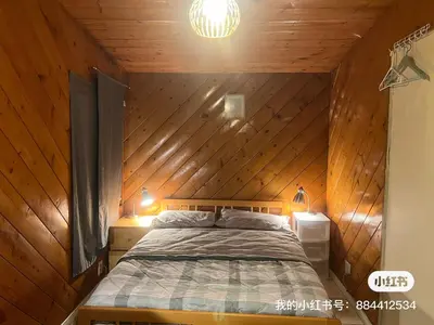 a bedroom with a bed in a wooden wall at \u6e29\u99a8\u7684\u5c0f\u623f\u95f4 in West Covina