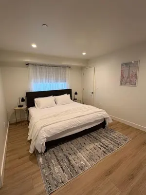 a bedroom with a large bed and a rug at New Luxe 3B 3Bath Townhouse in Sherman Oaks