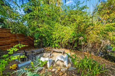 a garden with a fire pit in the yard at Peaceful Tranquility w Nature in Los Angeles