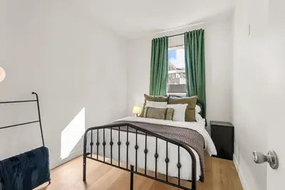 a bedroom with a bed and a window at Perfect 2BR Near Universal Studios By Poshguest in San Fernando