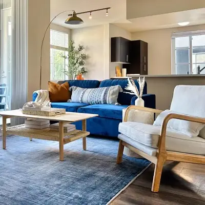 2BD 2BA Santa Monica Apartment with Relaxing Pool View