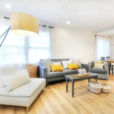 Centrally Located Charming LA Home with Food Scenes