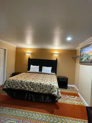 a bedroom with a bed in a room at Sunrise Inn in Gardena
