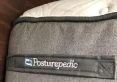 a close up of the top of a bed with a postubertarian tag on at Magicwayvillas Micky's HideAway in Fullerton