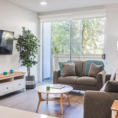 Spacious 2BDR in SM - 5 minutes walk to the beach!