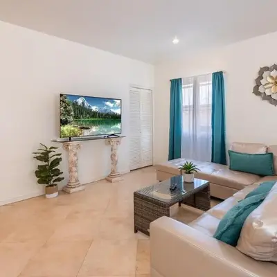 Spacious 2BR Apartment with Full Kitchen & Dining In Beverly Hills