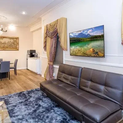 Spacious 2BR with Kitchenette and Dining in Beverly Hills