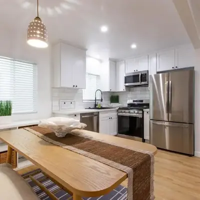 Stylish Long Beach Retreat Walk to Beach Bars