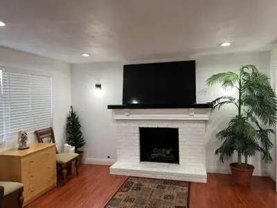 a living room with a fireplace with a flat screen tv at \u5b89\u9759\u6574\u6d01\u4fbf\u6377\u7684\u72ec\u7acb\u623f\u5b50 in Baldwin Park