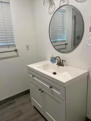 a bathroom with a white sink and a mirror at \u4fbf\u6377\u5b9c\u5c45\u7684\u72ec\u7acb\u623f\u5b50 in Baldwin Park