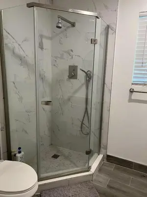 a bathroom with a glass shower with a toilet at \u4fbf\u6377\u5b9c\u5c45\u7684\u72ec\u7acb\u623f\u5b50 in Baldwin Park
