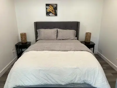 a bedroom with a large bed with two night stands at \u4fbf\u6377\u5b9c\u5c45\u7684\u72ec\u7acb\u623f\u5b50 in Baldwin Park
