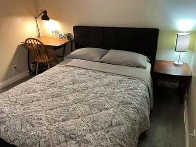 a bedroom with a bed and a table and a desk at \u6b22\u8fce\u5165\u4f4fWest Covina\u7684\u56db\u5367\u4e8c\u536b\u7684\u72ec\u7acb\u623f\u5b50 in West Covina