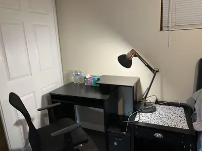 a desk with a lamp and a chair next to a door at \u6b22\u8fce\u5165\u4f4fWest Covina\u7684\u56db\u5367\u4e8c\u536b\u7684\u72ec\u7acb\u623f\u5b50 in West Covina