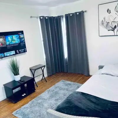 Beautiful private upstairs studio - USC