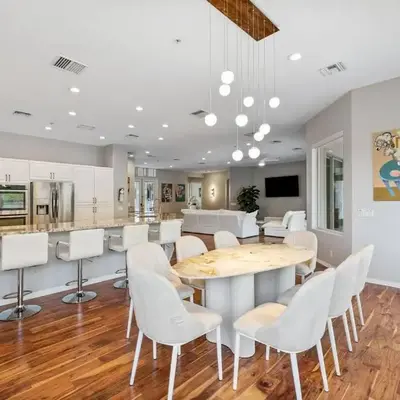 On Sunset Blvd - 5 star retreat