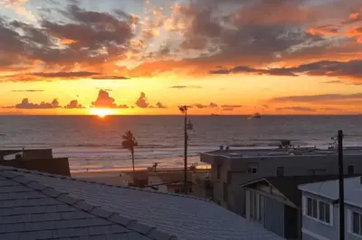 a sunset over the ocean with houses and buildings at 3BR Townhouse in Prime Manhattan Beach Location in Manhattan Beach