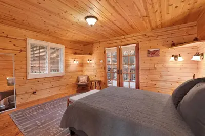 a bedroom with a bed in a wooden cabin at High-Top Lakeview Chateau Relaxing Modern Fawnskin Retreat in Fawnskin